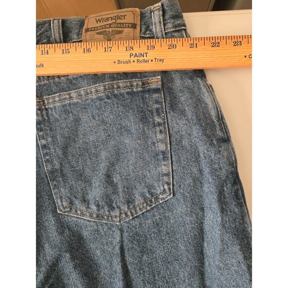 Wrangler Men’s Size‎ 42 Relaxed Fit Denim Shorts Medium wash - Picture 5 of 7